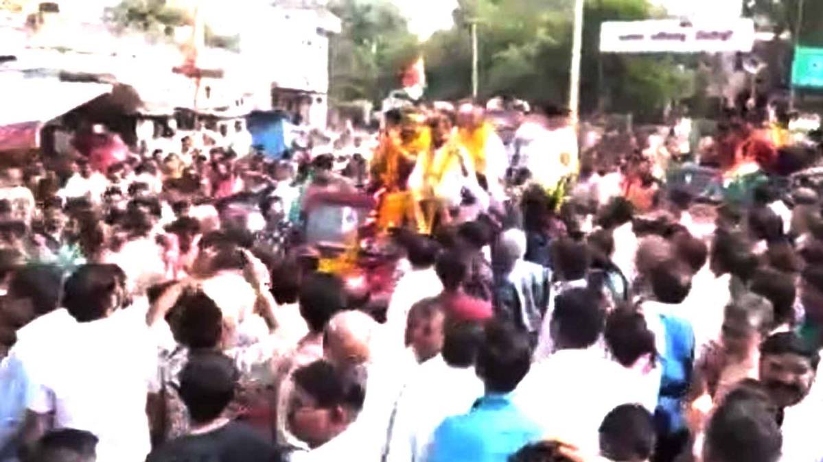 कांग्रेस नेता ने मनाया जीत का जश्न