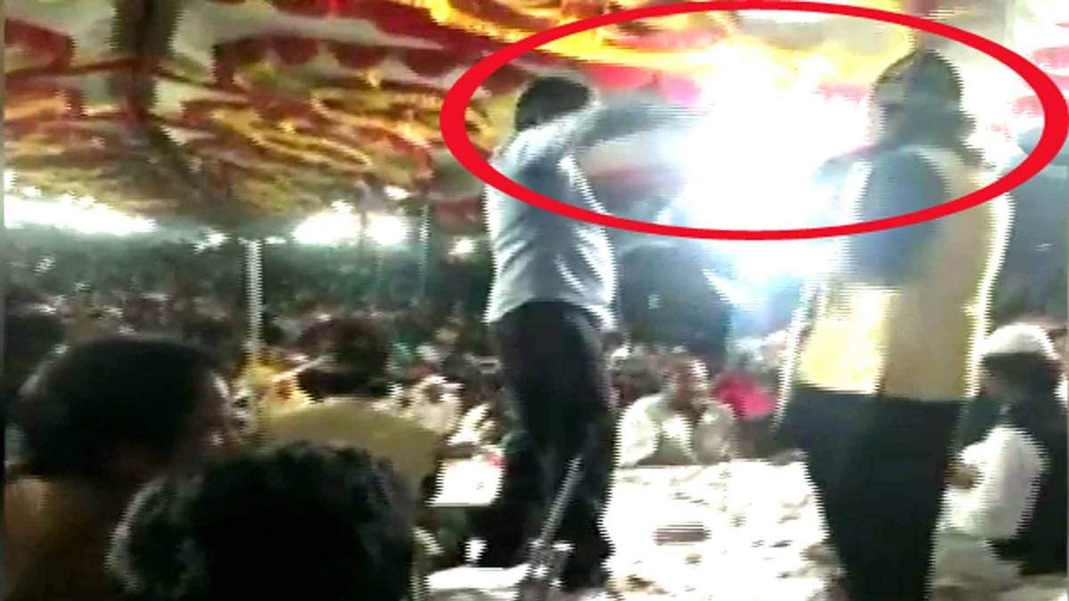 गायक पर नोटों की बारिश करते हुए कांग्रेस नेता रफीउल्लाह