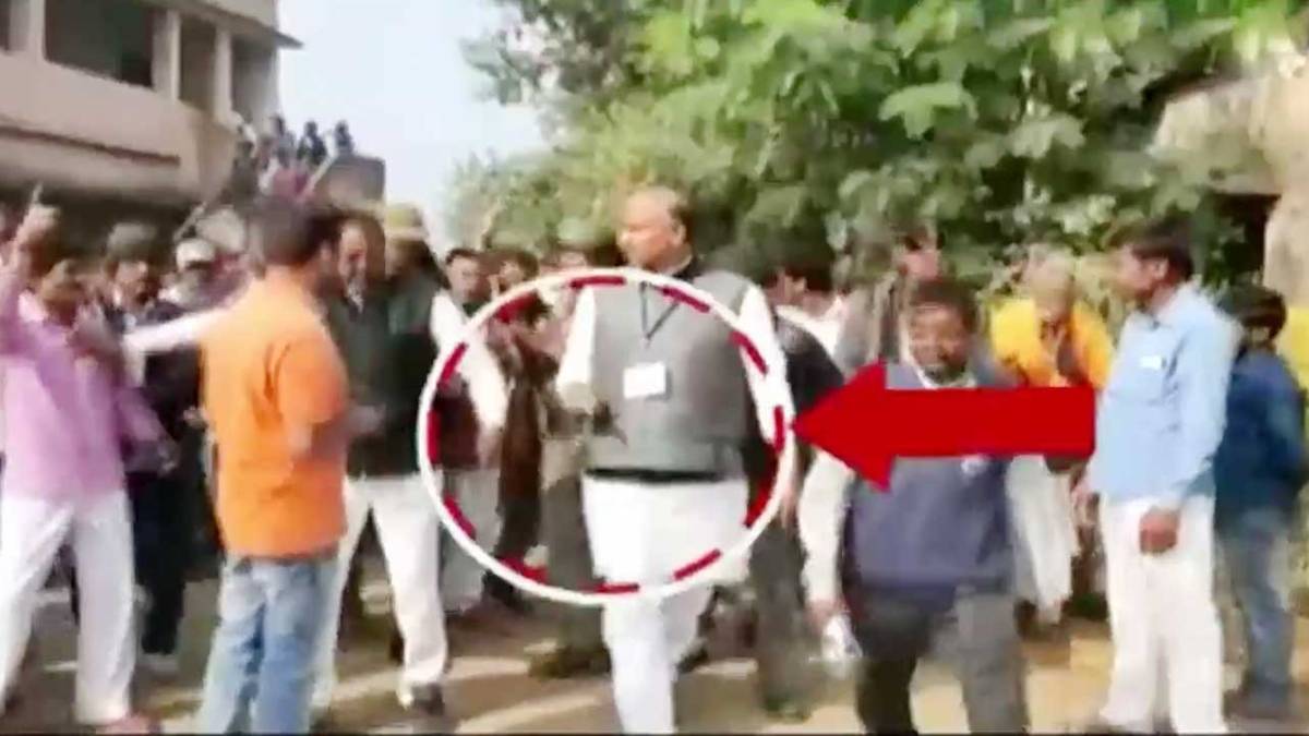 पिस्टल लहराते दिखे कांग्रेस नेता