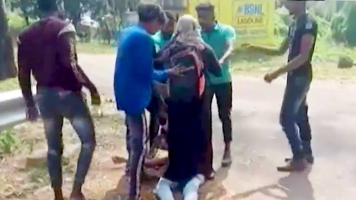 प्रेमी जोड़े से बदसलूकी