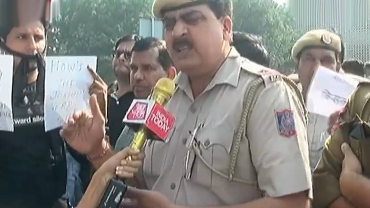 दिल्ली पुलिस खुद को बेबस बता रही है.