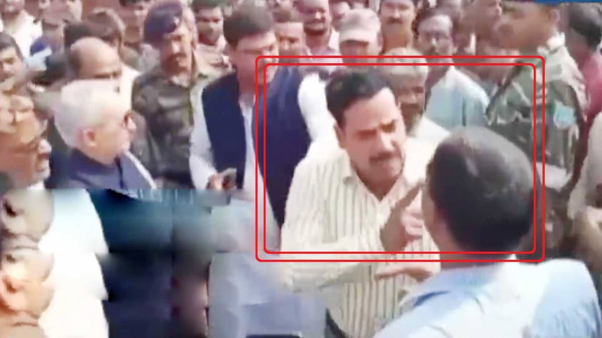 अधिकारी को धमकी देता युवक