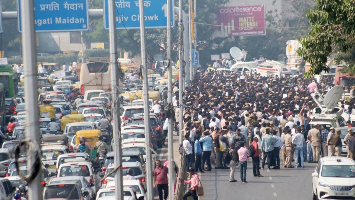 पुलिसकर्म‍ियों का मांगों को लेकर प्रदर्शन जारी रहा(फोटो: IANS)