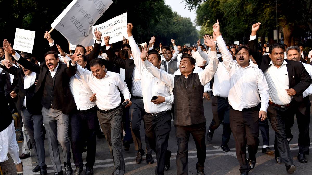 कानून के दोनों मुहाफिज आर-पार की लड़ाई के मूड में हैं.