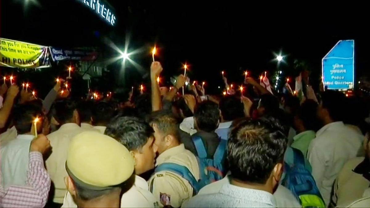 दिल्ली पुलिस मुख्यालय पर पुलिस कर्मियों का कैंडललाइट विरोध प्रदर्शन(फोटो-ANI)