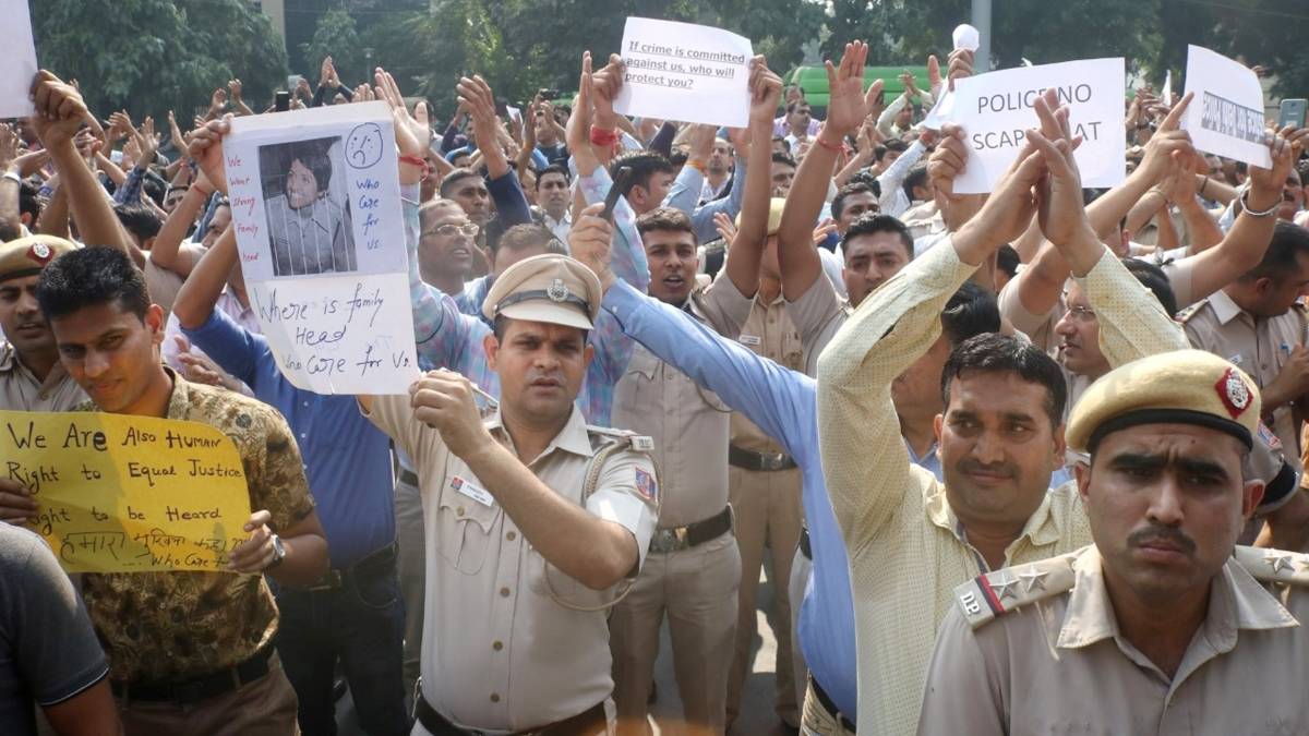 दिल्ली पुलिस पहली बार सड़कों पर उतर आई (फोटो- IANS)