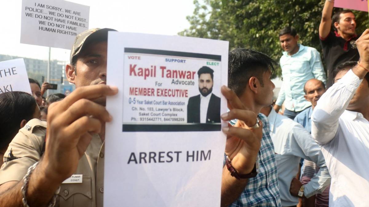 तीस हजारी कोर्ट भिड़ंत मामले में पुलिस का प्रदर्शन(फोटो-IANS)