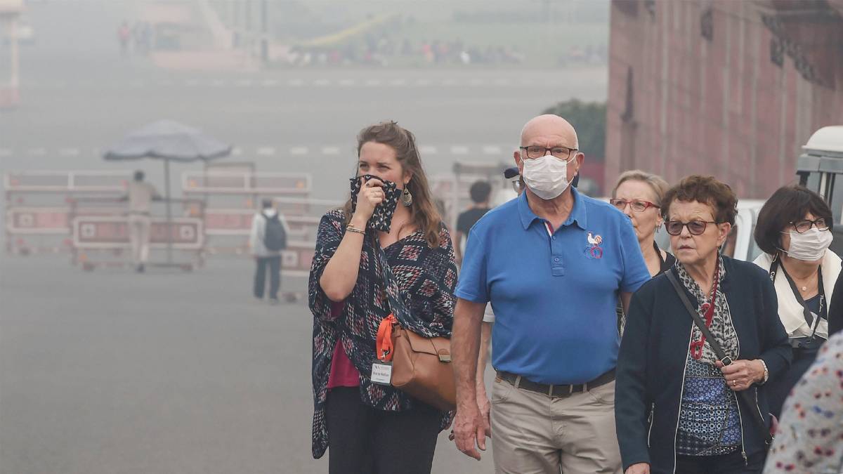 राष्ट्रपति भवन और इंडिया गेट धुंध में छिपे(फोटो-PTI)