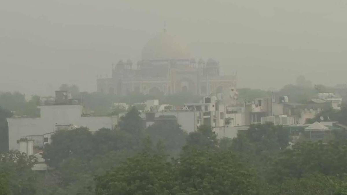 Thick smog continues to affect visibility in Delhi; visuals of Humayun’s Tomb (Image ANI)