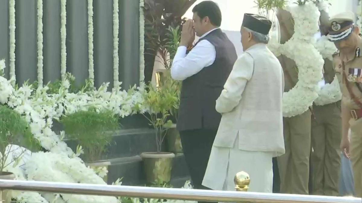 मुख्यमंत्री देवेंद्र फडणवीस ने 26/11 हमले के शहीदों को दी श्रद्धांजलि (फोटो ANI)