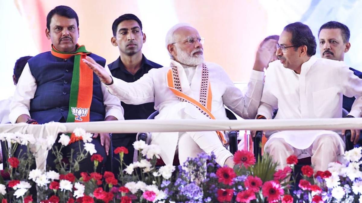 देवेंद्र फडणवीस, पीएम मोदी संग उद्दव ठाकरे (File Photo)