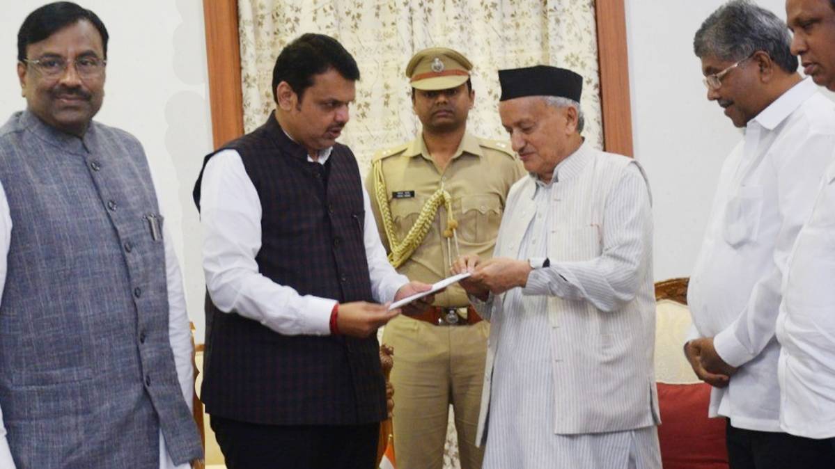 देवेंद्र फडणवीस ने राज्यपाल को इस्तीफा दिया