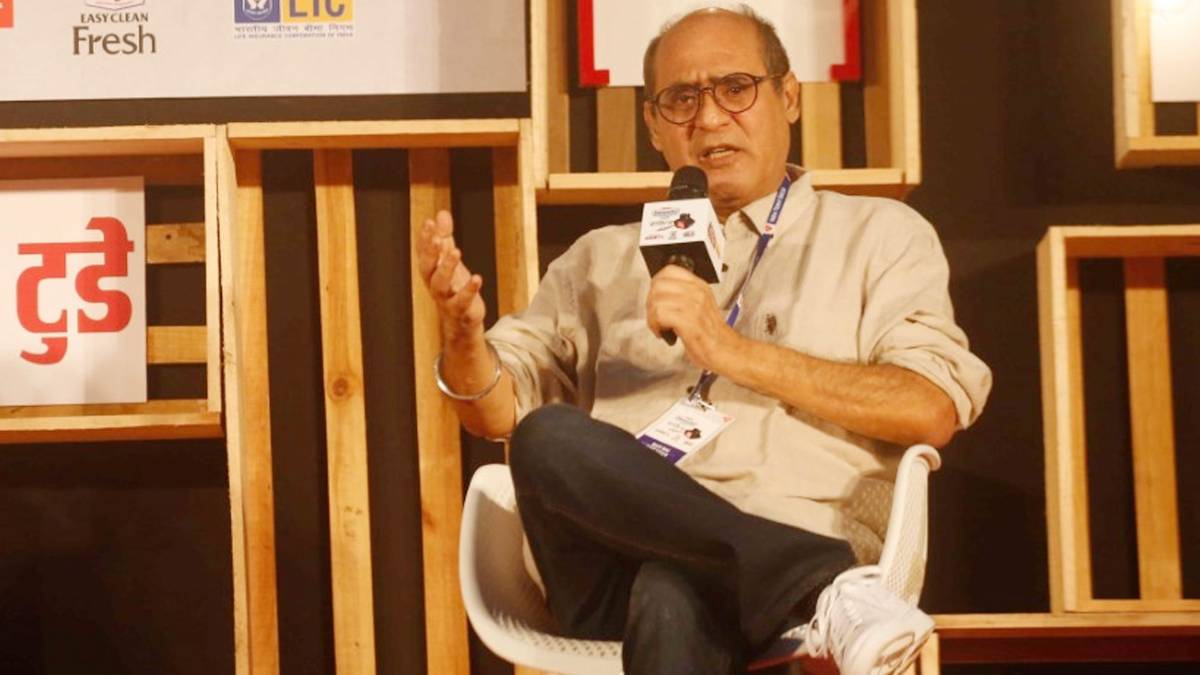 साहित्य आजतक के मंच पर  निर्देशक-लेखक रवि राय.