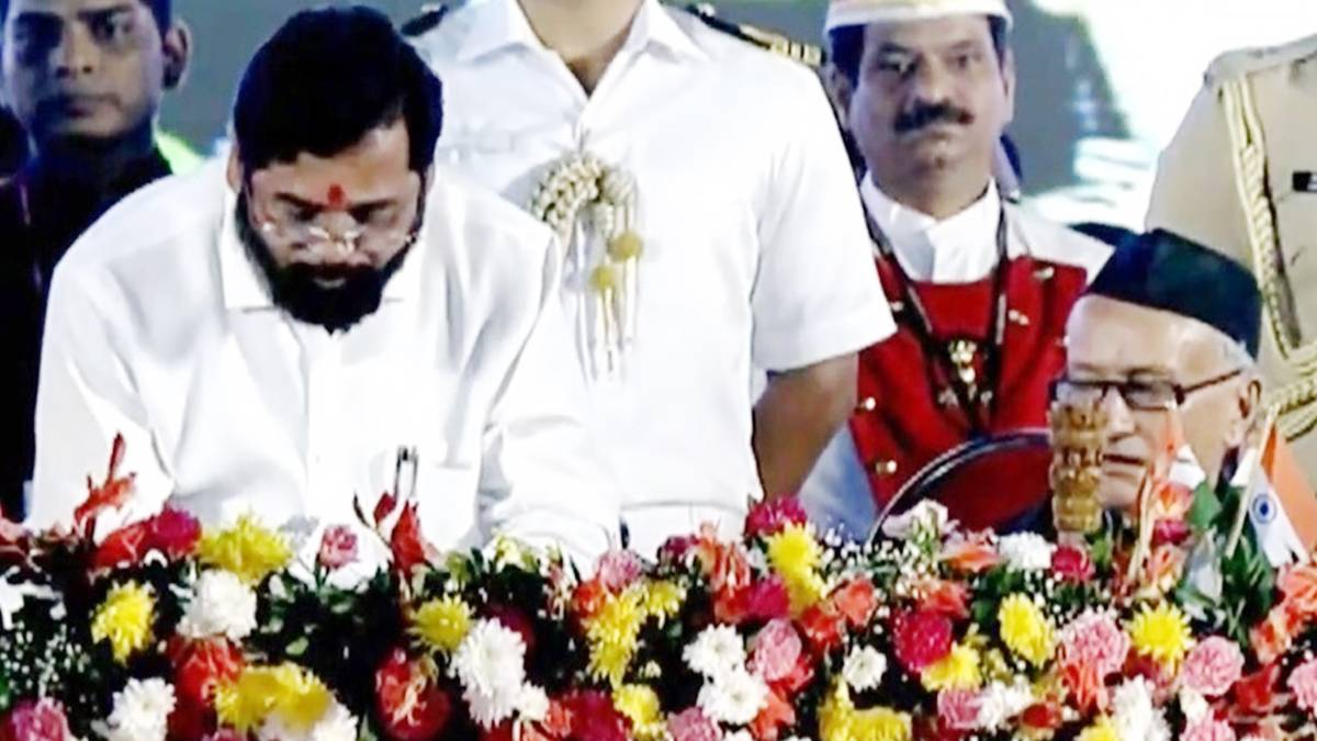 उद्धव के बाद कैबिनेट के अन्य मंत्रियों को शपथ दिलाई गई
