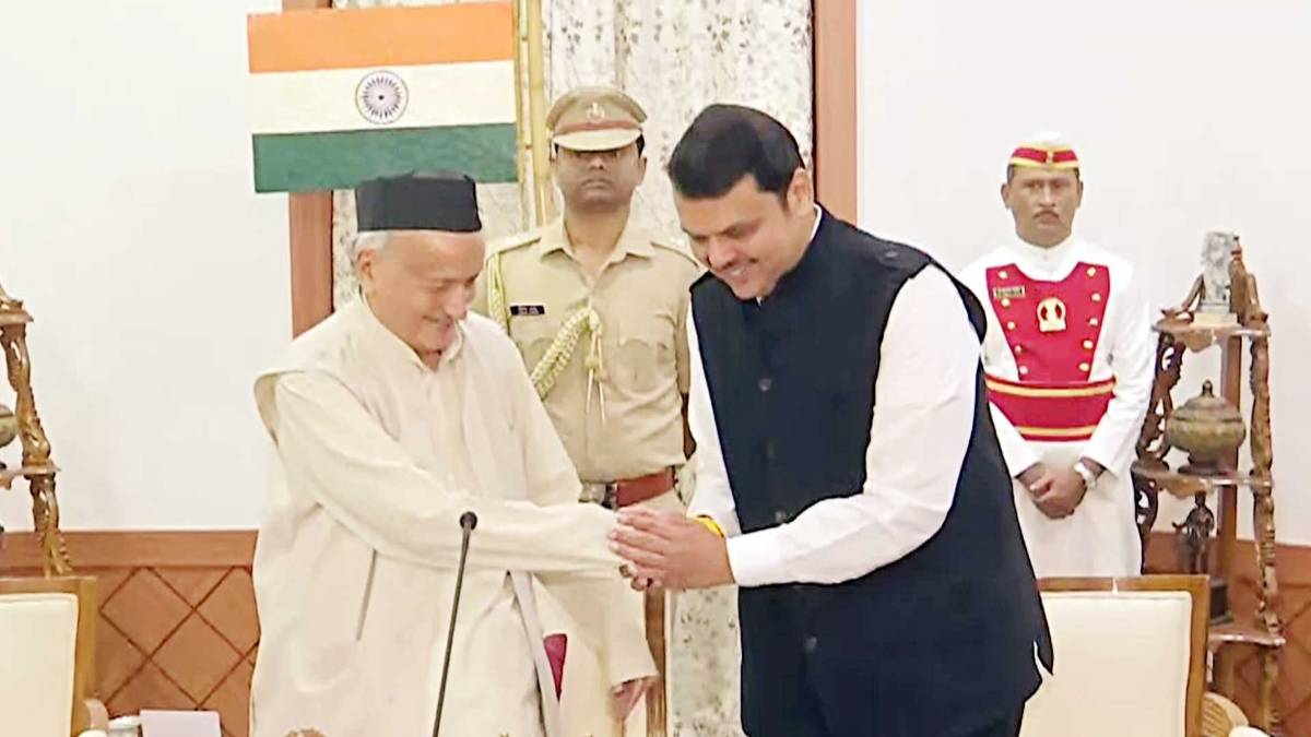 महाराष्ट्र में सीएम पद की शपथ लेने के बाद देवेंद्र फडणवीस
