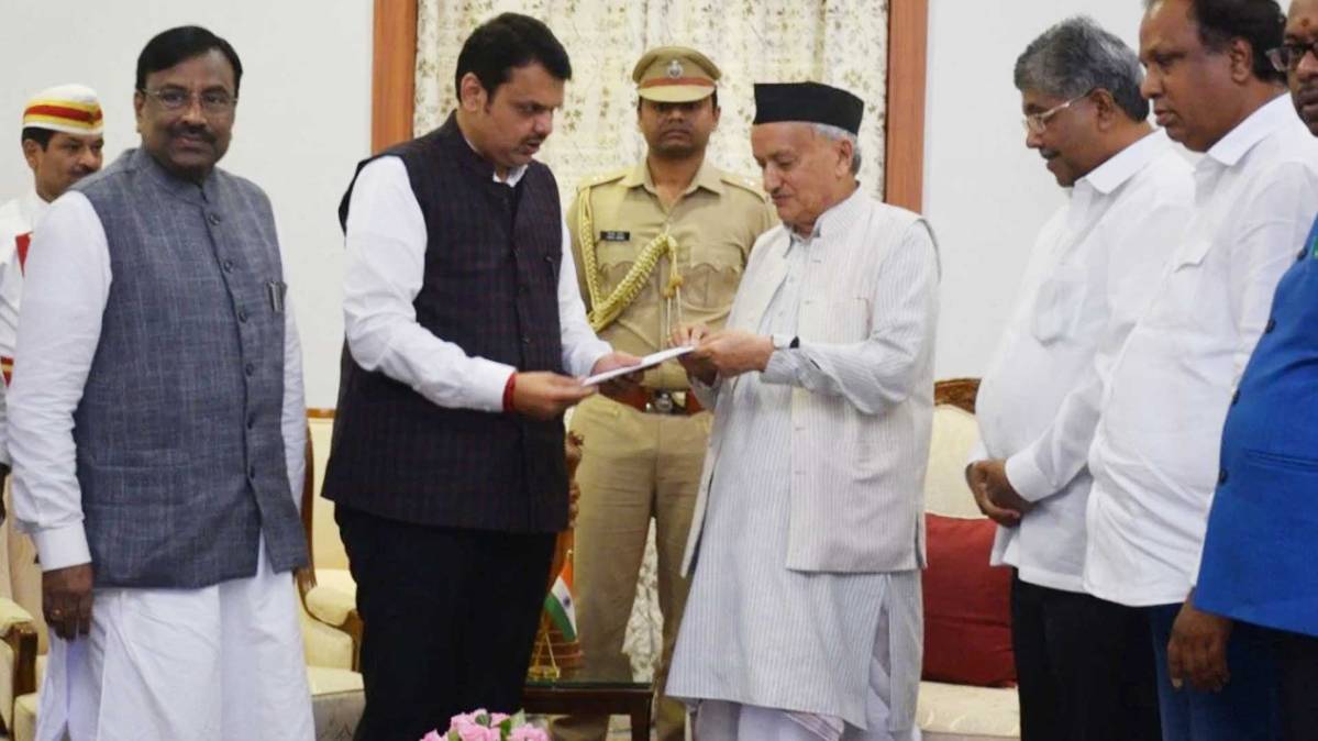 फडणवीस का मुख्यमंत्री पद से इस्तीफा