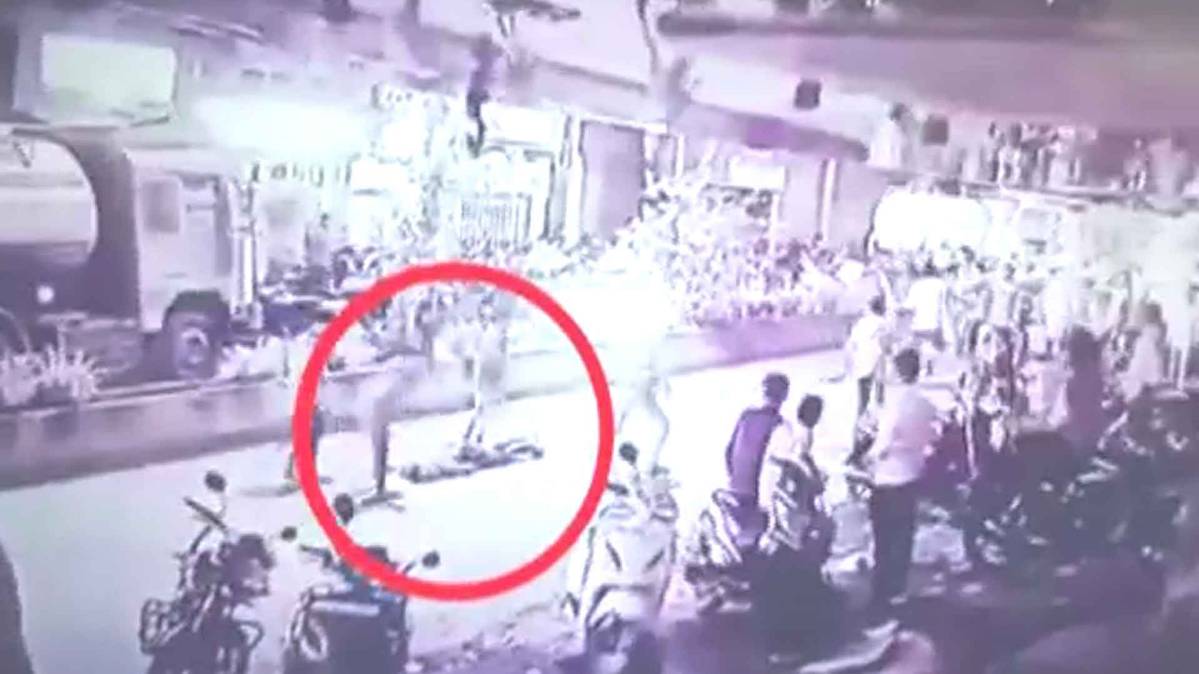 लड़के-लड़की को बुरी तरह पीटा