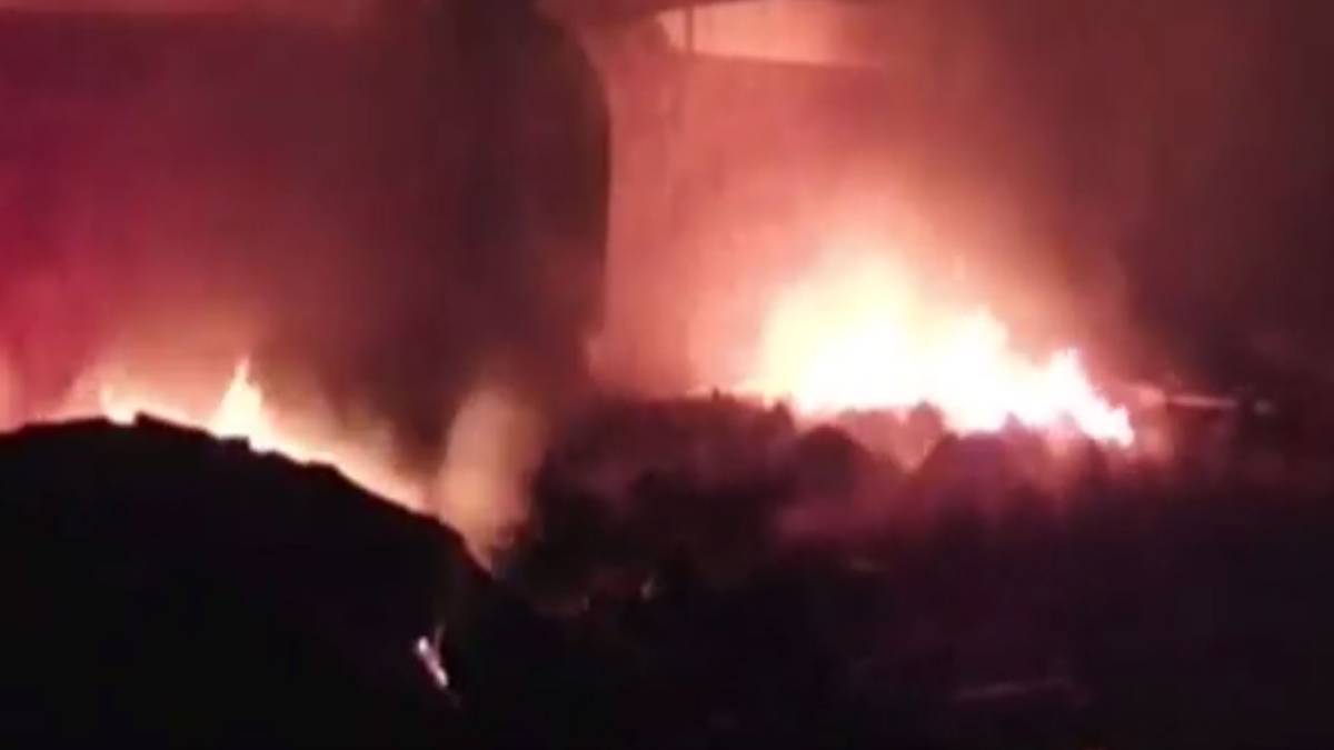 गोदाम में लगी आग (फोटो टीवी ग्रैब)