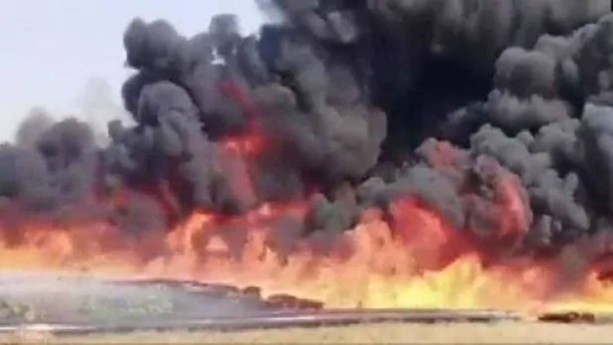 किसानों ने पाइपों में लगाई आग (फोटो-ANI)