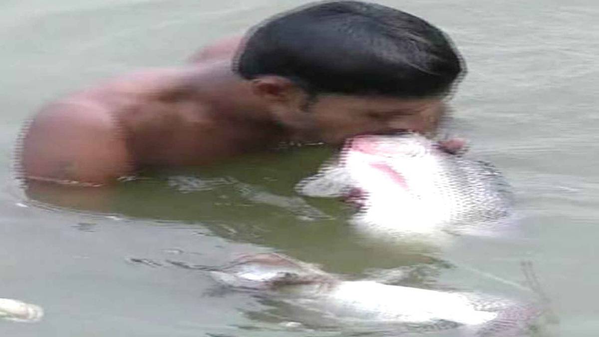 हाथों से जिंदा मछलियां पकड़ने वाला युवक