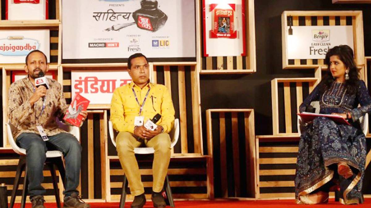 साहित्य आजतक के मंच पर एस आनंद और वेंकट रमन श्याम सिंह.