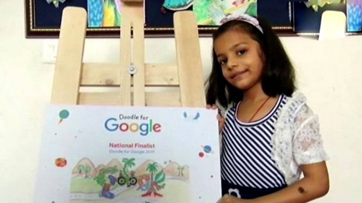 बच्ची ने कैनवस पर बनाई पेड़ों की पैंटिंग