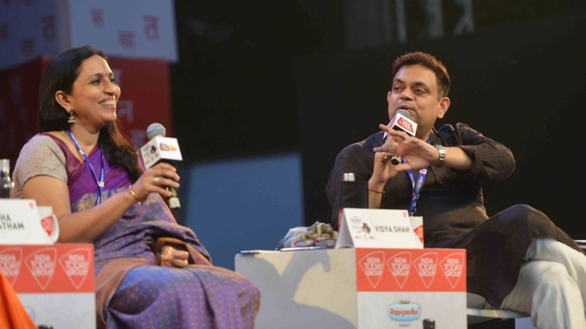 'हाय अख़्तरी' विषय पर आयोजित गोष्ठी में भाग लेते 2 लेखक (साहित्य आजतक)