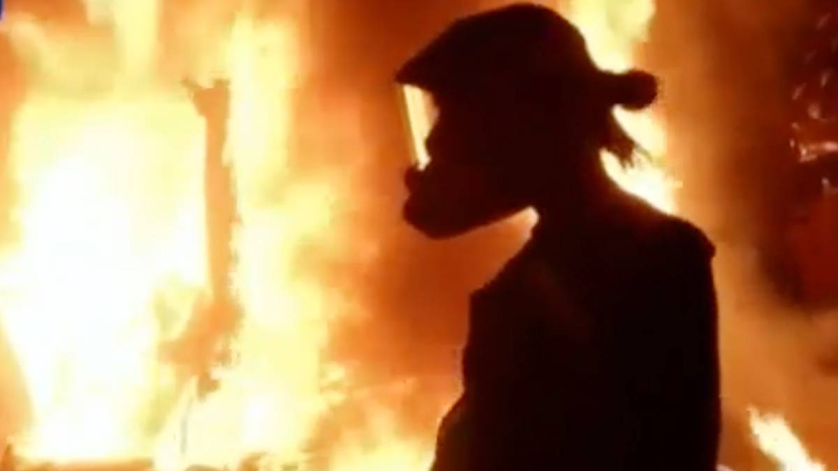 प्रदर्शनकारियों का हिंसक प्रदर्शन