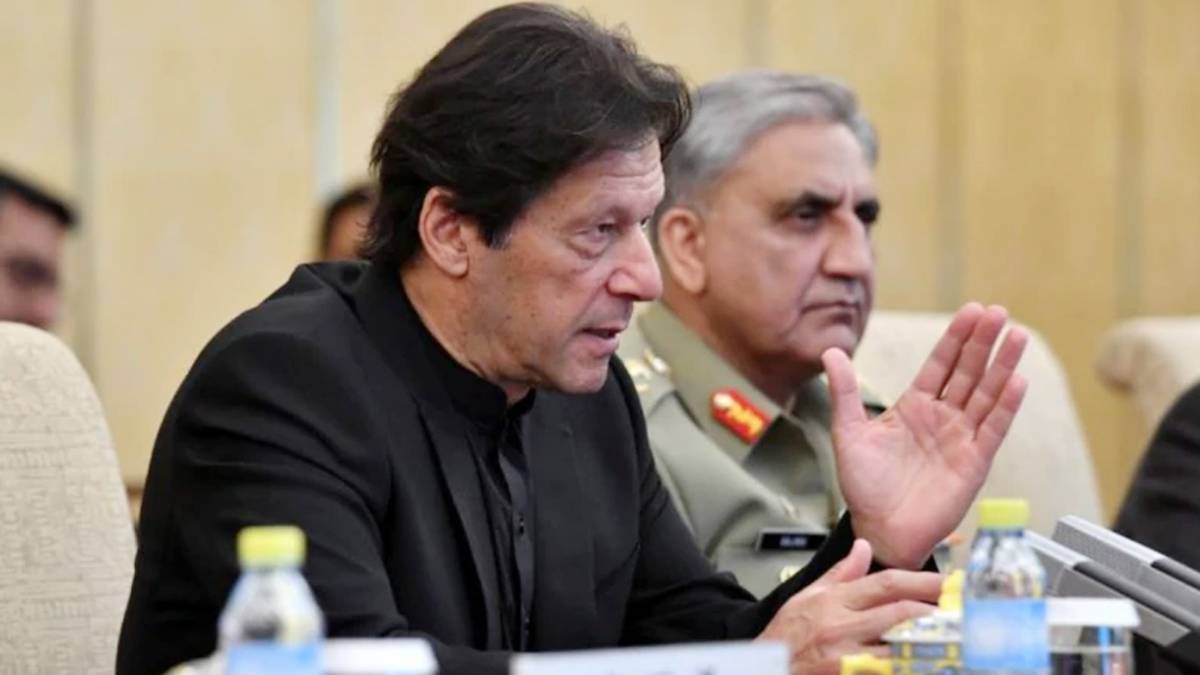 प्रधानमंत्री इमरान खान की हेकड़ी गुम(Photo: Reuters)