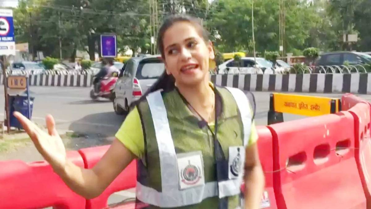 ट्रैफिक संभालती लड़की