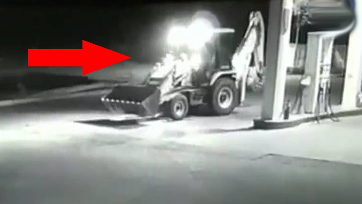 JCB से रौंद डाली पुलिस की जीप