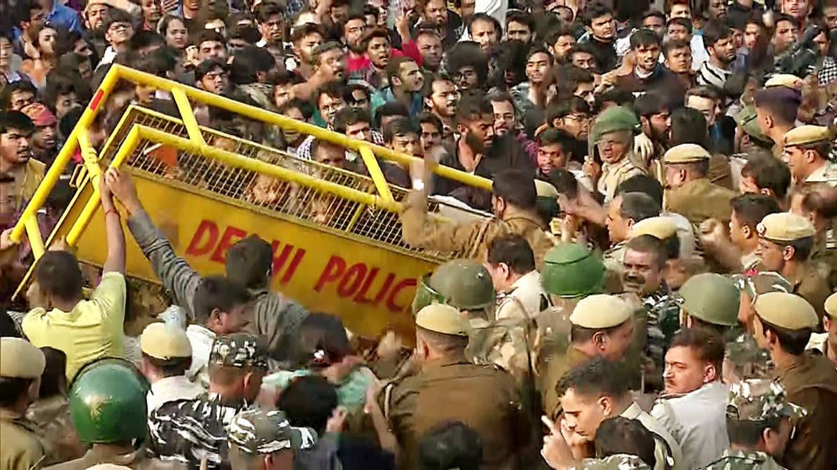 JNU में हंगामा (फोटो-ANI)