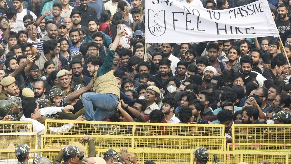 भारी संख्या में जुटे छात्रों ने बैनर-पोस्टर के साथ नारेबाजी की