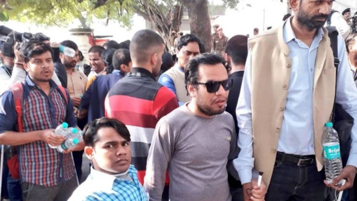 दिव्यांग छात्रों का पुलिस के खिलाफ प्रदर्शन