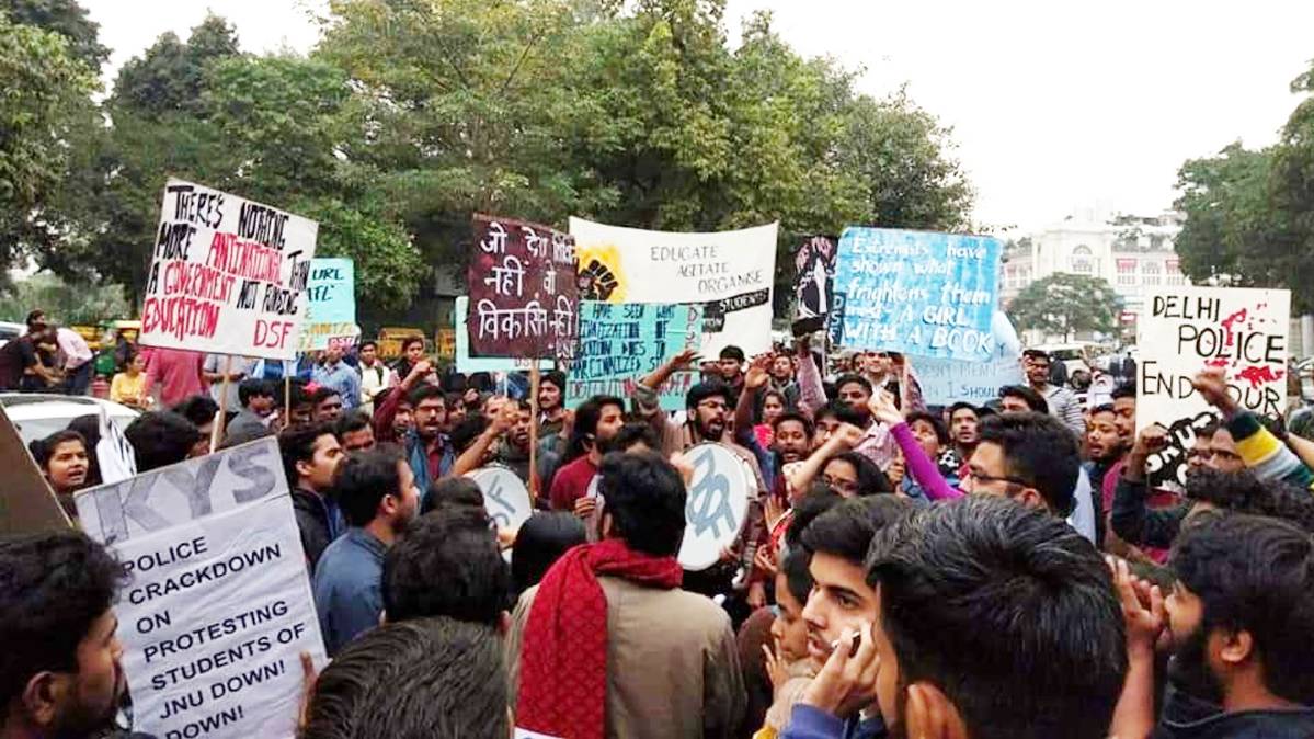 कनॉट प्लेस पर JNU छात्रों को प्रदर्शन (फोटो-@Arjun_Mehar)