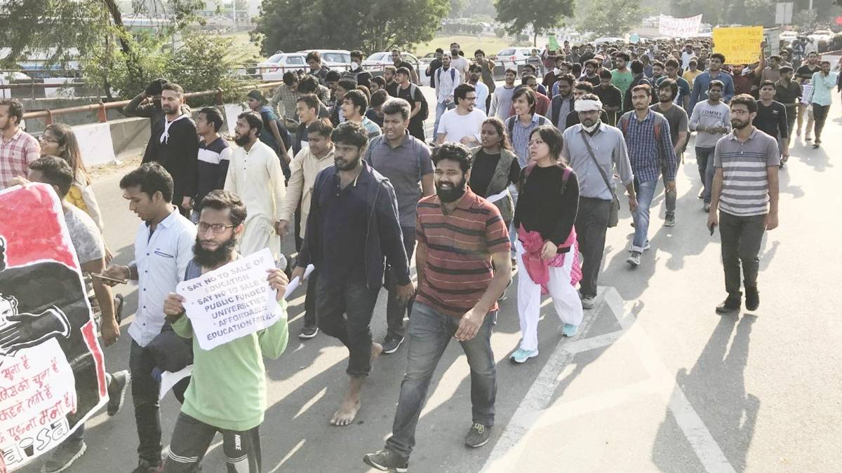 फीस बढ़ोतरी के खिलाफ JNU छात्रों का विरोध