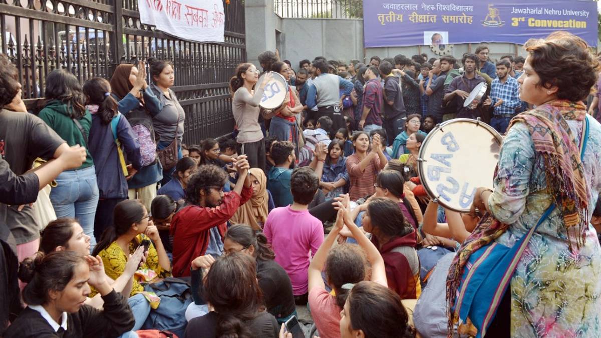 जेएनयू में फीस बढोत्तरी पर छात्र संगठनों ने मोर्चा खोला (फोटो-ANI)