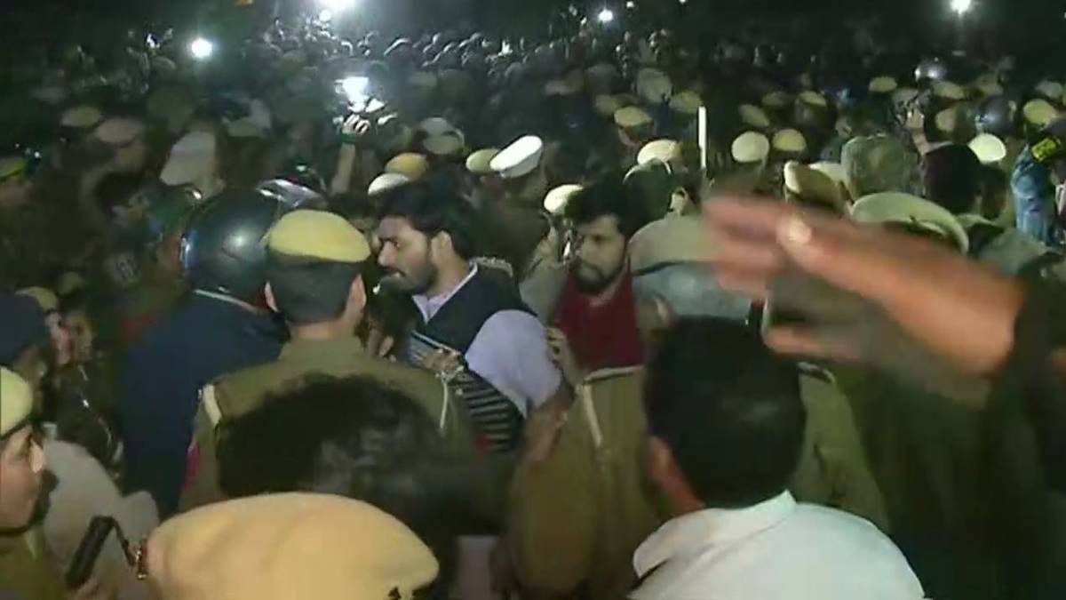 रुकने का नाम नहीं ले रहा JNU छात्रों का आंदोलन(फोटो-ANI)