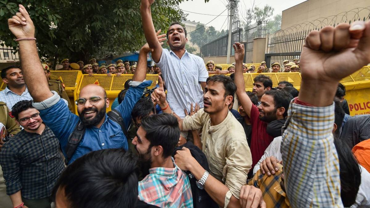 फीस बढोत्तरी को लेकर JNU छात्रों का कोहराम(फोटो-ANI)