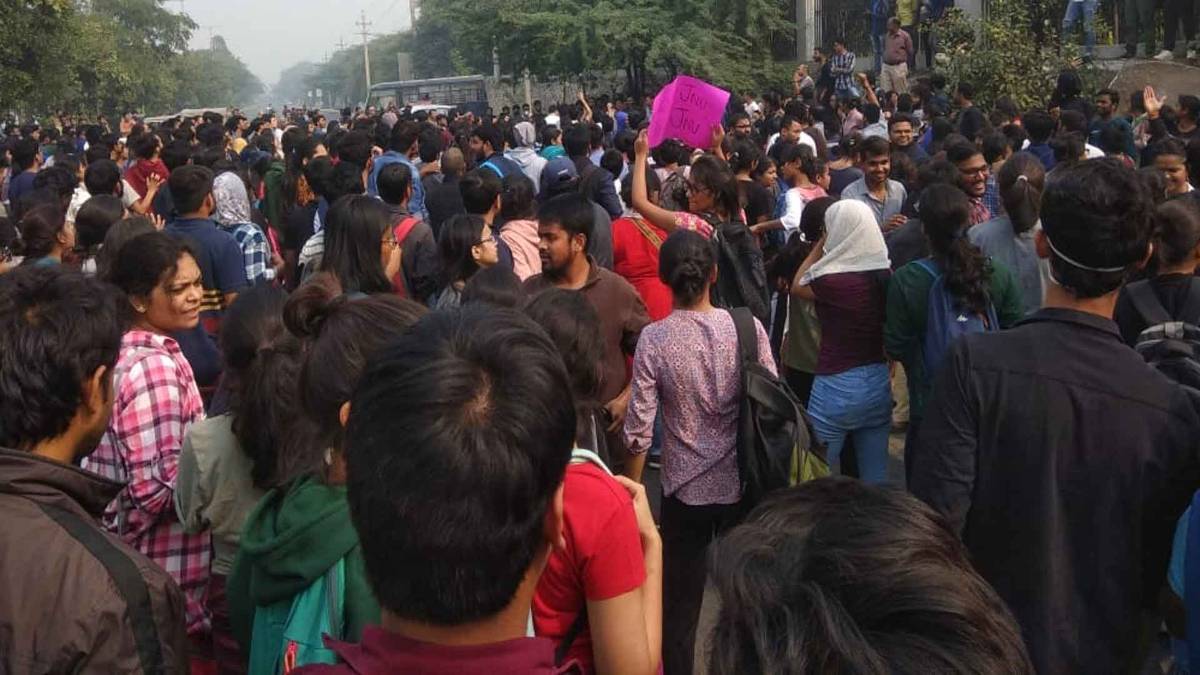 जेएनयू कैंपस में पुलिस से भिड़े छात्र