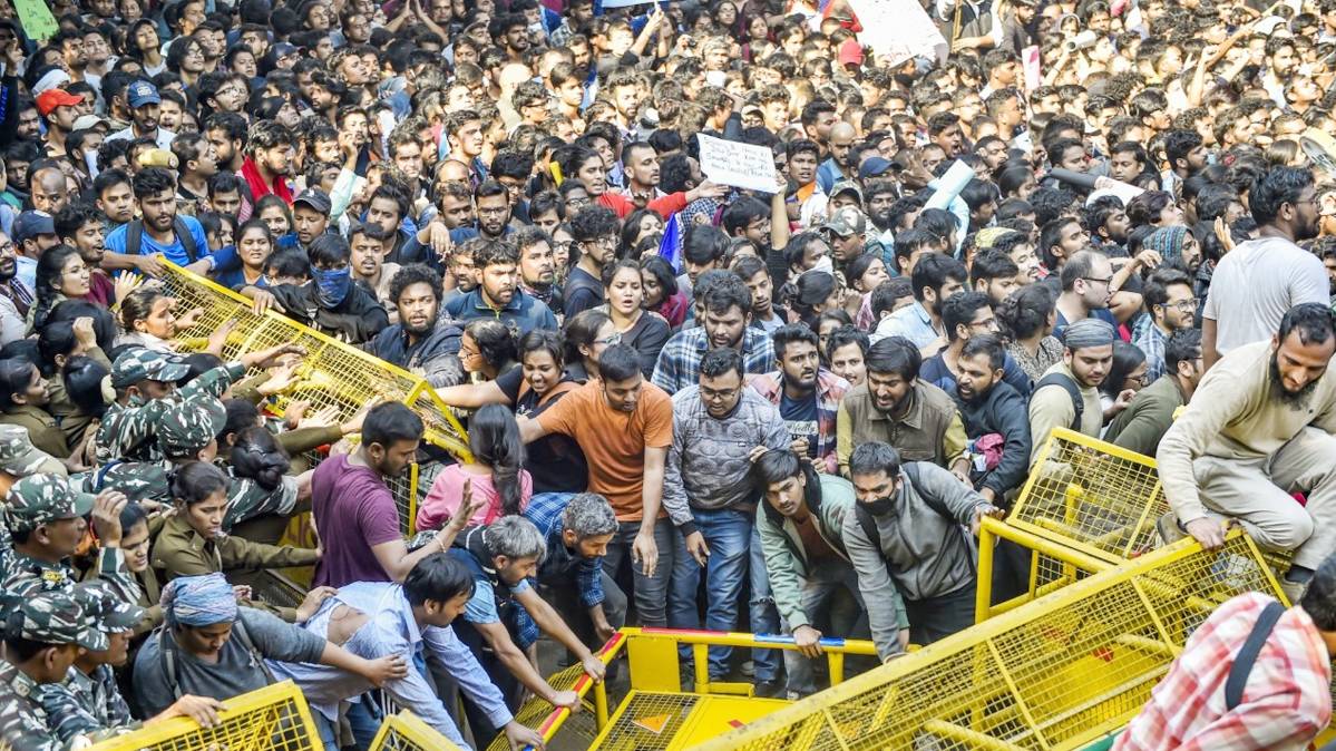 सड़क पर जेएनयू के हजारों छात्र (फोटो-PTI)