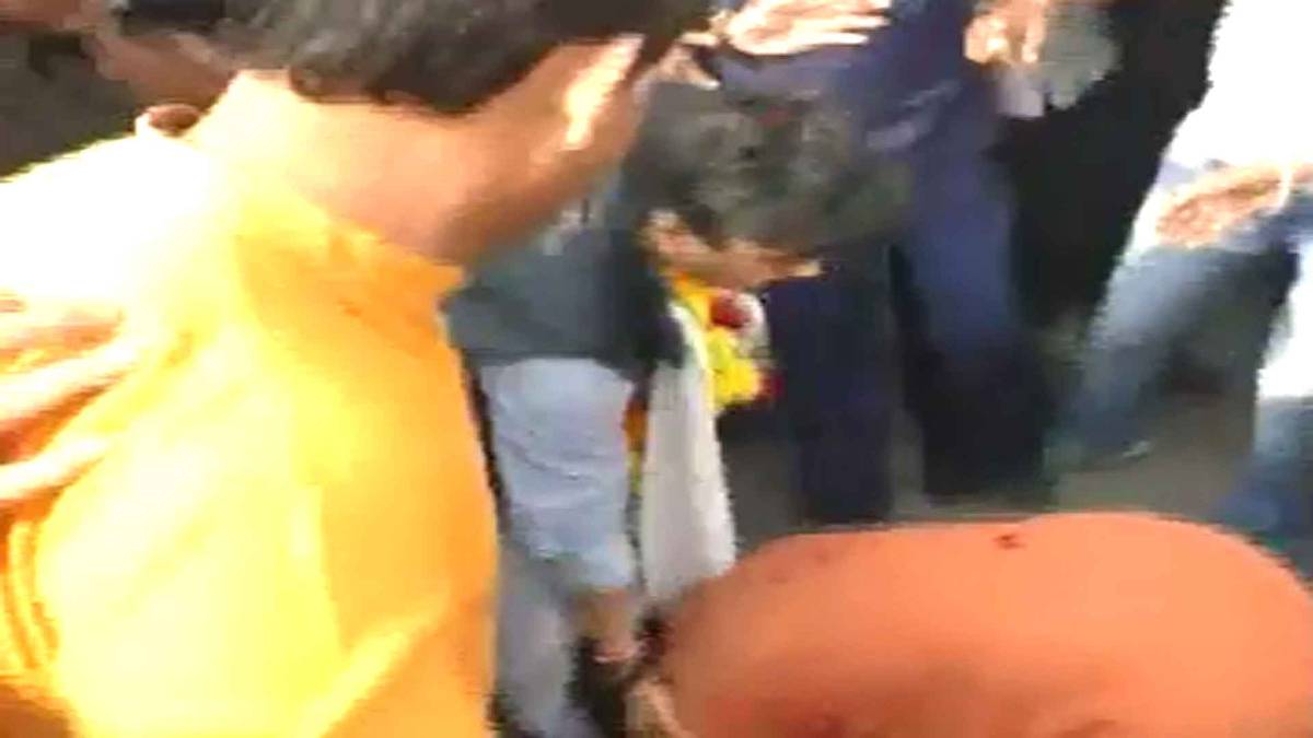 ज्योतिरादित्य सिंधिया के पैर छुते हुए प्रधुम्न सिंह तोमर