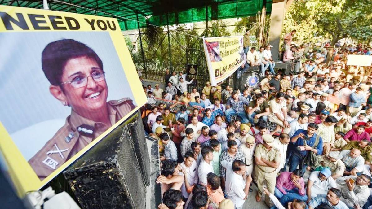 दिल्‍ली PHQ के बाहर पुलिसकर्मि‍यों का प्रदर्शन(फोटो-PTI)