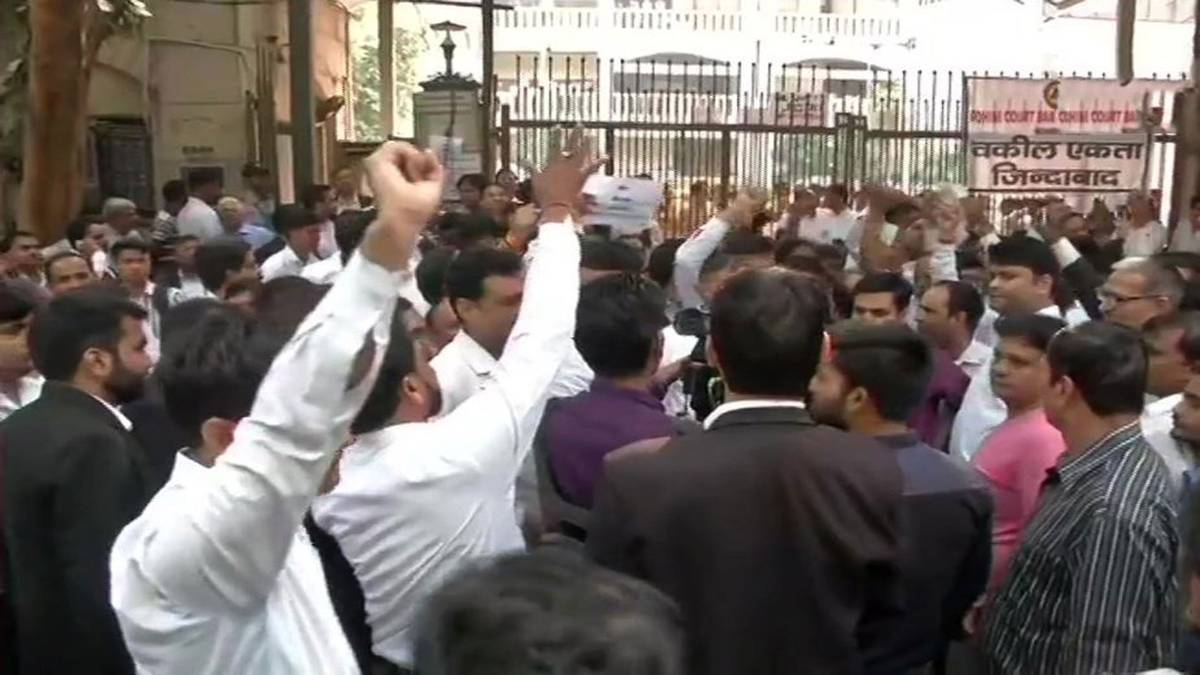 दिल्ली में वकीलों का प्रदर्शन (फोटो-ANI)