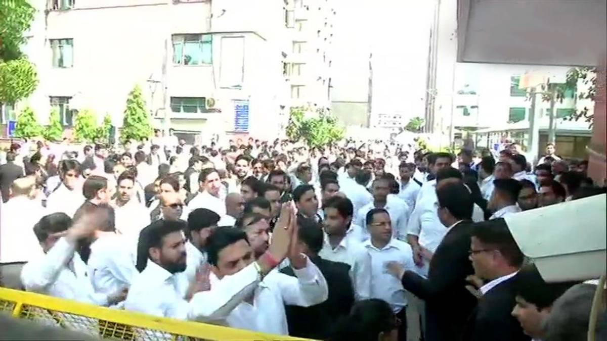 वकीलों का प्रदर्शन (फोटो-ANI)