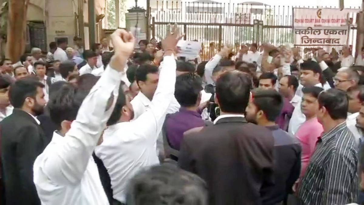 भारी संख्या में वकील इकट्ठा