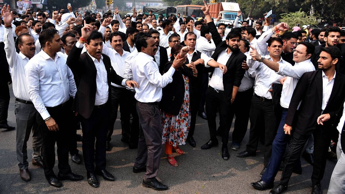 मामूली बात पर वकील और पुलिसवालों के बीच जैसी झड़पें चल रही हैं (ANI)