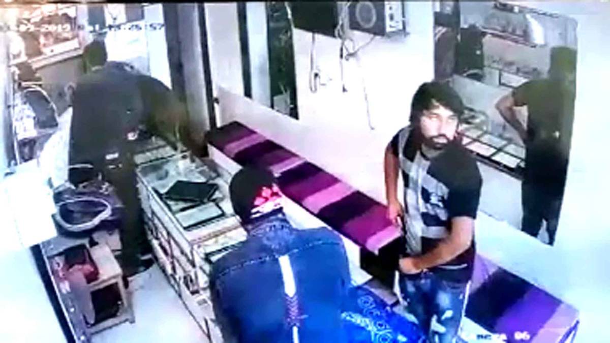 ज्वेलरी शॉप में लूट की वारदात