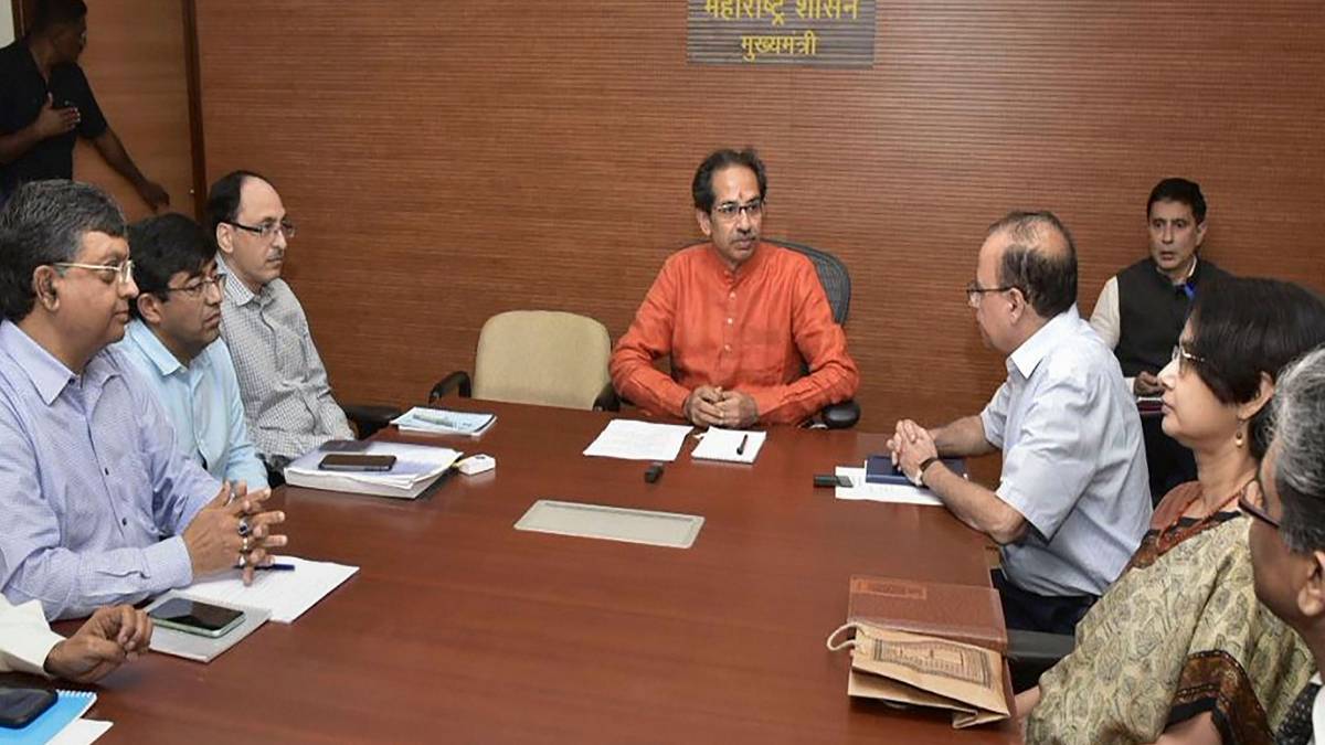 एक्शन में CM उद्धव (फोटो-PTI)