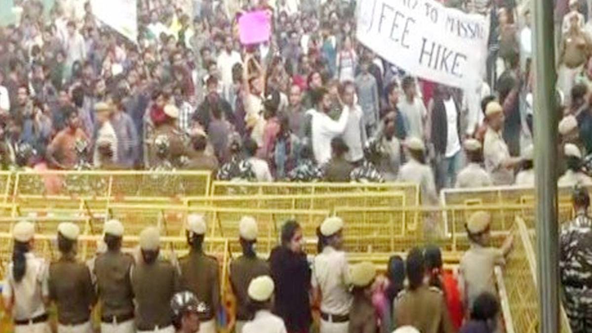 JNU छात्रों का प्रदर्शन (ANI)